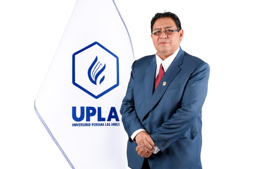 Director-de-la-Escuela-Profesional-de-Educacion-Dr.-Zenon-Manuel-Lopez-Robles-2-1024x683