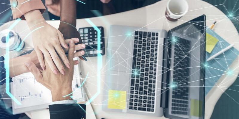 concepto-de-negocio-de-manos-de-cerca (1) La importancia del software en la vida cotidiana.