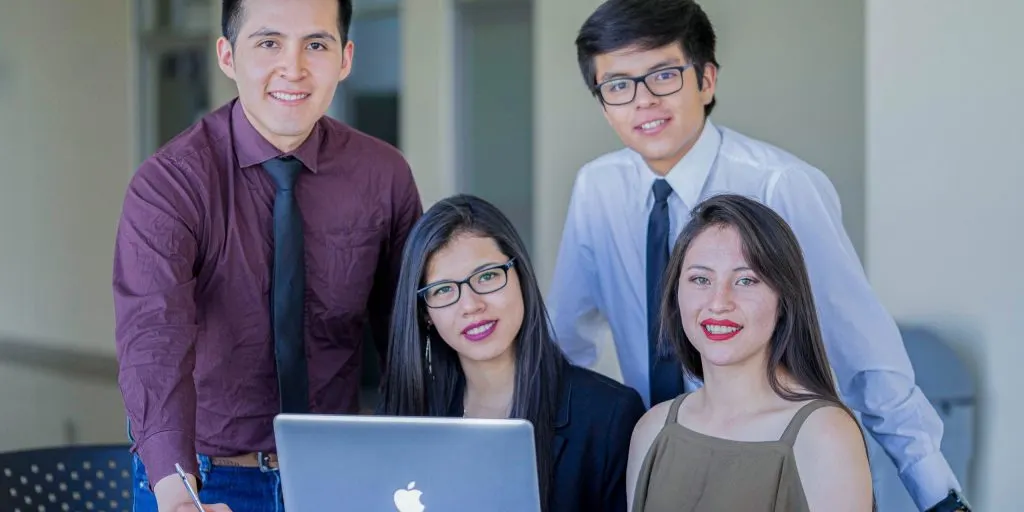 estudiantes-upla-9-1-scaled-2560×1280-1-1024×512