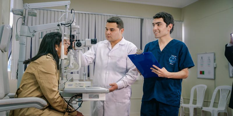 11 (2) (1) (1) Cuida tu vista: elige al profesional adecuado.