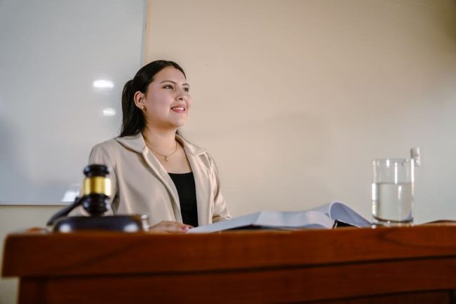 26 (2) (1) Estudia derecho y construye tu futuro legal.