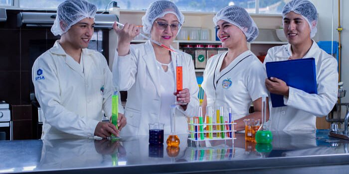 NUTRICION (1) (1) (1) La Mg. Madelyn Apardo compartiendo su conocimiento en nutrición.