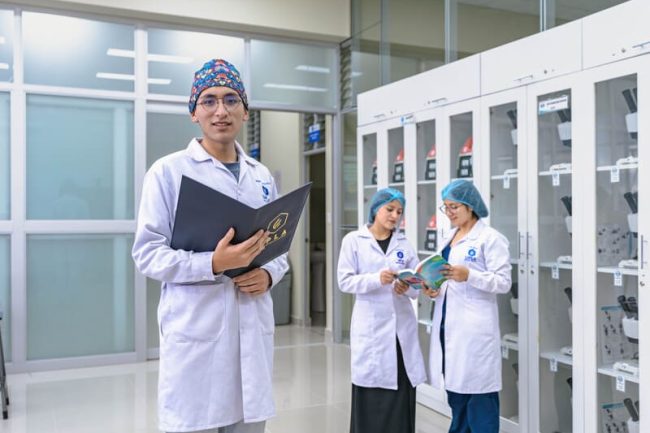 UPL00308-Mejorado-NR (1) (1) Nuestros estudiantes practican en simuladores clínicos de última generación.