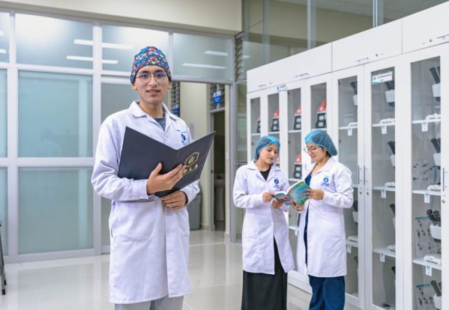 UPL00308-Mejorado-NR (1) (1) Nuestros estudiantes practican en simuladores clínicos de última generación.