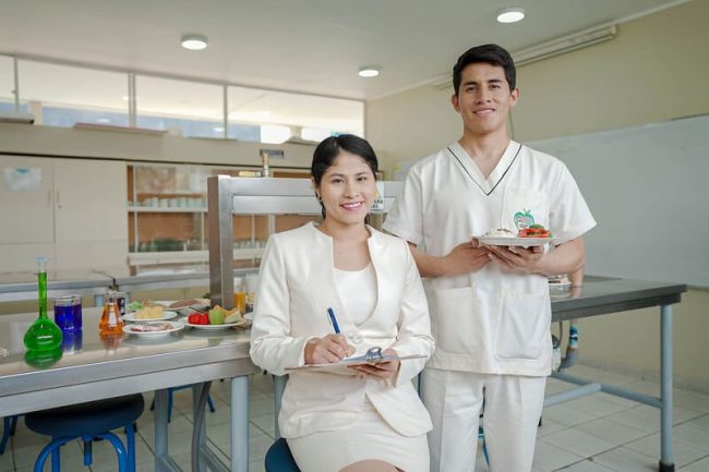 UPL02653 (1) (2) (1) Nutricionistas trabajando en colaboración con otros profesionales de la salud.