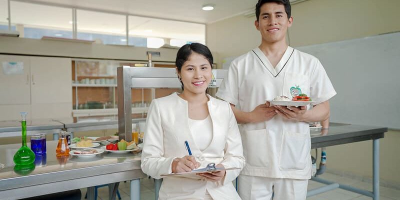 UPL02653 (1) (2) (1) Nutricionistas trabajando en colaboración con otros profesionales de la salud.