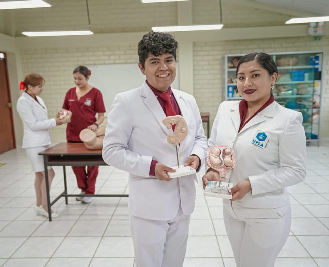 UPL03036 (1) (1) Futuros obstetras comprometidos con la atención materna.