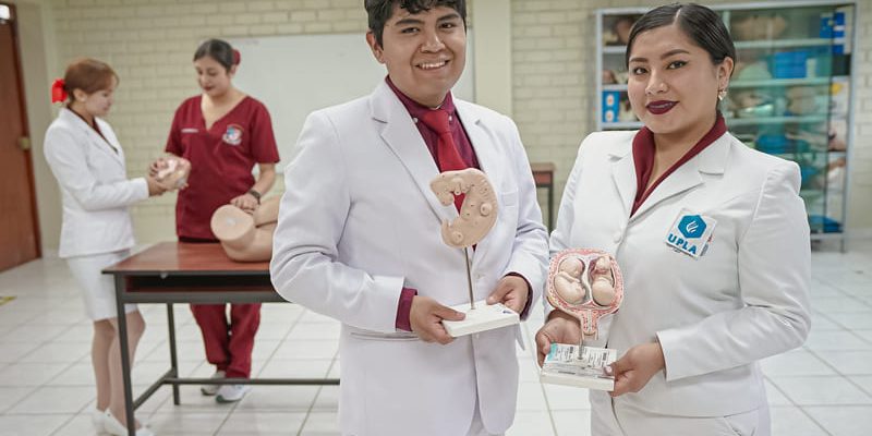 Futuros obstetras comprometidos con la atención materna.