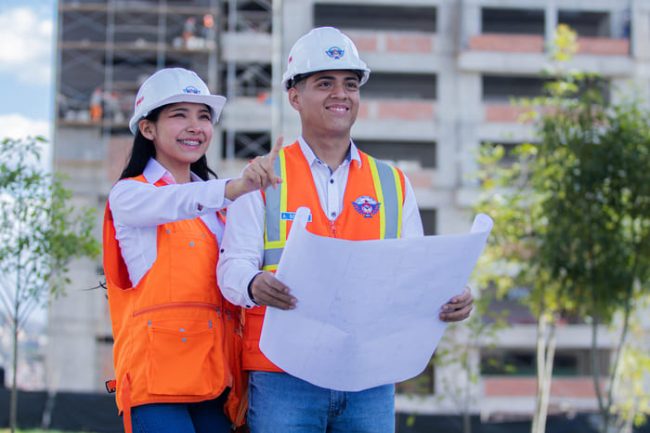gfdf (1) (1) Arquitectos supervisando obras para garantizar la seguridad y calidad.