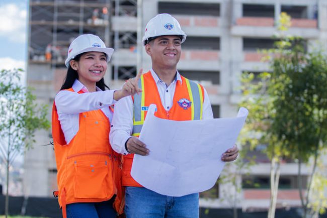 gfdf (1) (1) Arquitectos supervisando obras para garantizar la seguridad y calidad.
