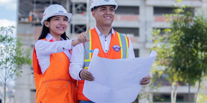 Arquitectos supervisando obras para garantizar la seguridad y calidad.