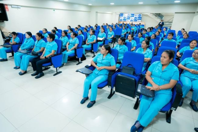 554467692_1245371894282881_7737836428598375635_n (1) Estudiantes de Enfermería se enfrentan a su examen final con determinación.