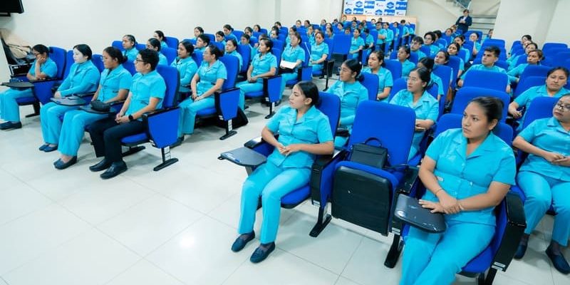 Estudiantes de Enfermería se enfrentan a su examen final con determinación.