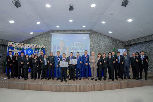 DSC08225 Estudiantes y docentes unidos por la excelencia en administración y contabilidad.