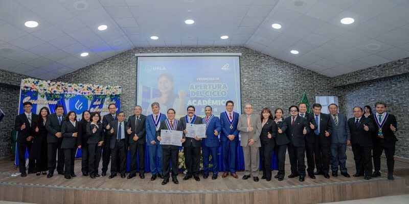 DSC08225 Estudiantes y docentes unidos por la excelencia en administración y contabilidad.