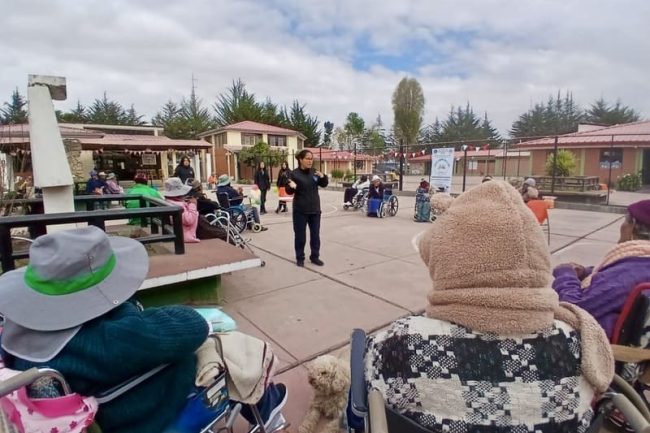 IMG_6899 Estudiantes de UPLA brindan atención y cariño a los adultos mayores.