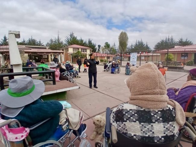 IMG_6899 Estudiantes de UPLA brindan atención y cariño a los adultos mayores.