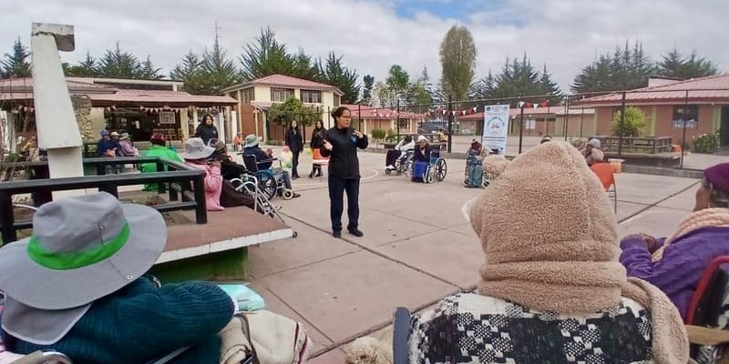 IMG_6899 Estudiantes de UPLA brindan atención y cariño a los adultos mayores.