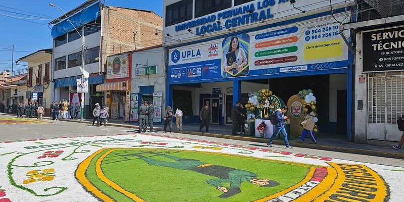 WhatsApp Image 2025-08-30 at 1.15.47 PM (1) La UPLA rinde homenaje a la Policía Nacional ya los enfermeros peruanos.