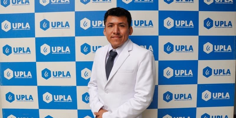 WhatsApp Image 2025-09-05 at 5.57.52 PM (1) (1) Yhonson Camarena celebra su logro en el SERUMS 2025-II.