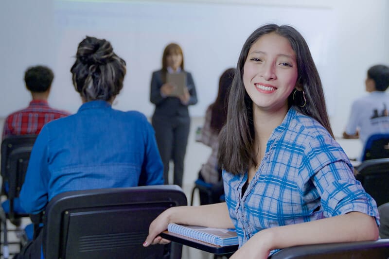 Voluntarios participando en actividades de educación cívica.