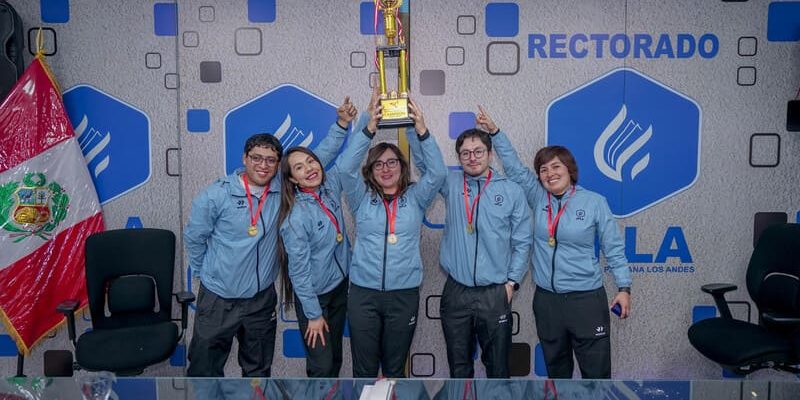 DSC09366 La Selección de Vóley Mixto de la UPLA celebra su triunfo.