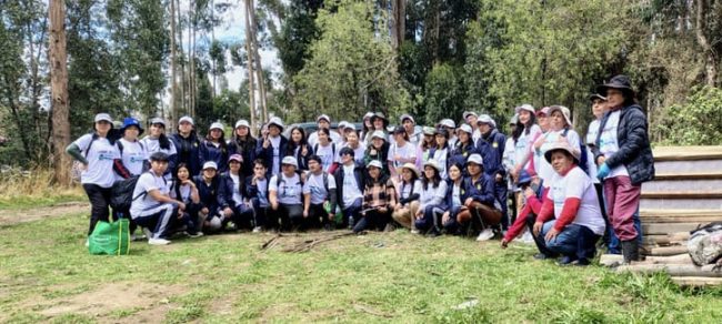 IMG_7500 Voluntarios de Hatari Wanka en acción durante la limpieza del río Shullcas.