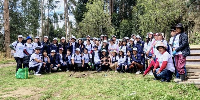Voluntarios de Hatari Wanka en acción durante la limpieza del río Shullcas.