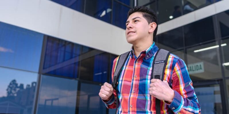 Estudiante mochila Impulsa tu carrera en el sector energético con Osinergmin.