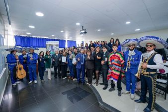 Un momento emotivo con mariachis y alegría.