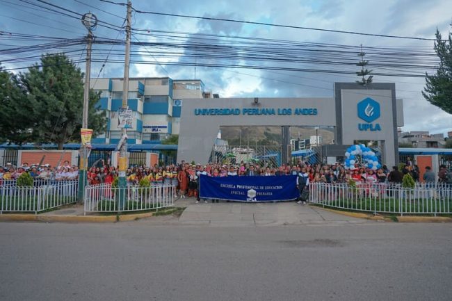 DSC03639 Celebración vibrante que llena de alegría las calles.