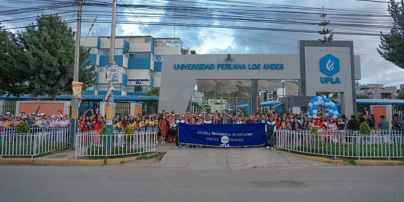 DSC03639 Celebración vibrante que llena de alegría las calles.