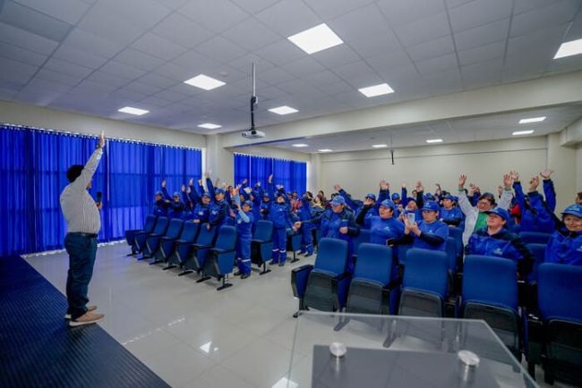 DSC04277 (1) Personal de limpieza en acción durante la capacitación.