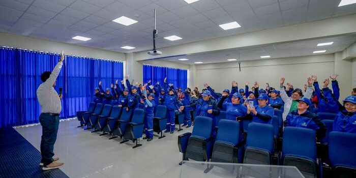 DSC04277 (1) Personal de limpieza en acción durante la capacitación.