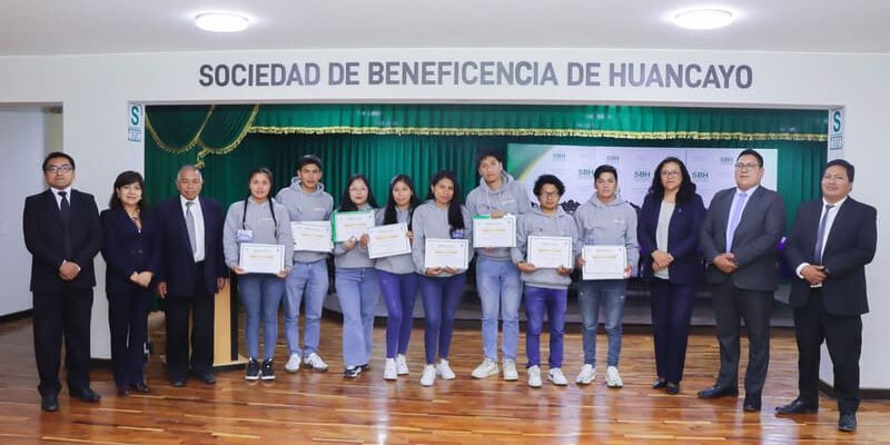 Estudiantes de UPLA implementan cambios ecológicos en Huancayo.