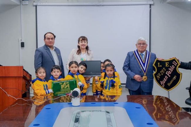 Unidos por la educación: Entrega de laptops a instituciones ganadoras.