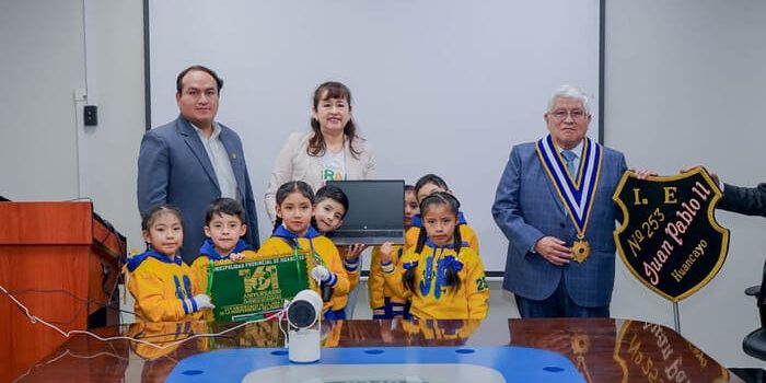 Unidos por la educación: Entrega de laptops a instituciones ganadoras.