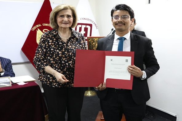 docente_upla_recibe_premio_tc